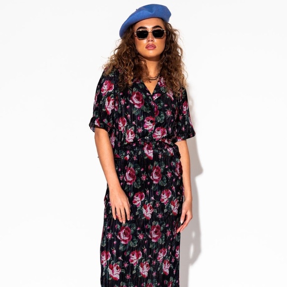 Dressed in Lala Ćest la Vie Plissé Skirt Set in Cross Stitch Floral - 2X - Picture 6 of 10